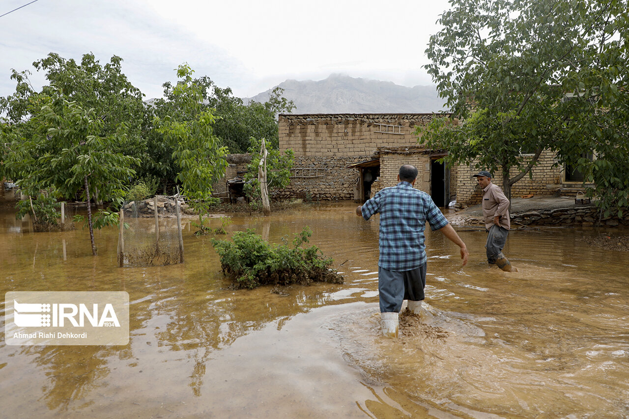 استاندار چهارمحال و بختیاری پیگیر مشکلات روستای سیل‌زده بارده شد+فیلم