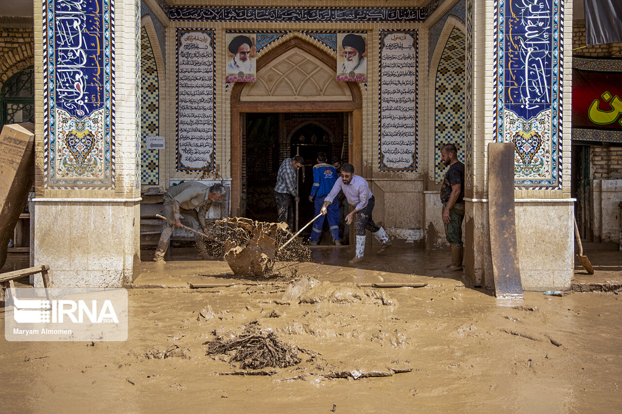 عملیات خارج کردن گل‌ولای از امامزاده بارده چهارمحال و بختیاری به پایان رسید