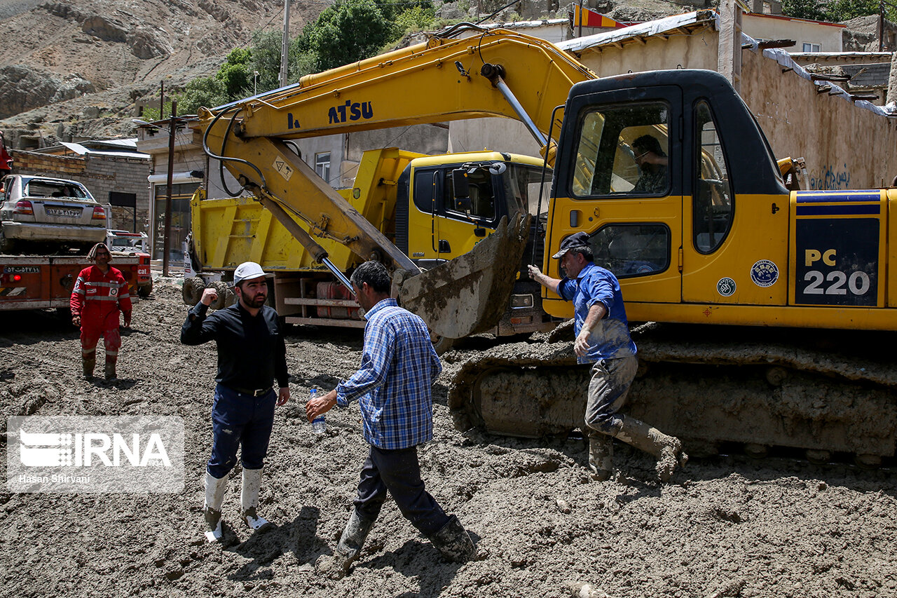 آتشنشانان ورامین به منظور آوار برداری به مناطق سیل زده فیروزکوه اعزام شدند
 آتشنشانان ورامین به منظور آوار برداری به مناطق سیل زده فیروزکوه اعزام شدند