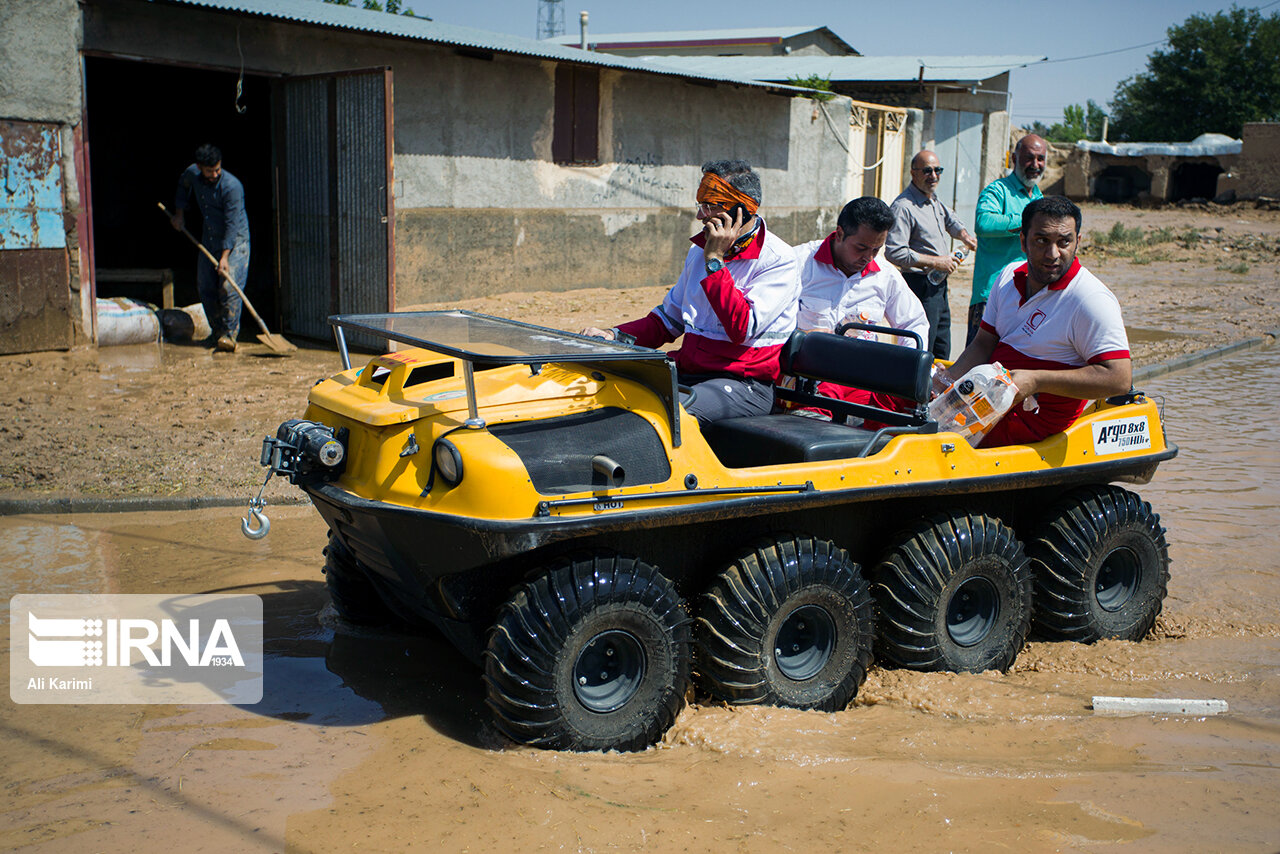 ٢٢ تیم عملیاتی هلال احمر استان سمنان به گرفتاران در سیل امدادرسانی کردند ٢٢ تیم عملیاتی هلال احمر استان سمنان به گرفتاران در سیل امدادرسانی کردند