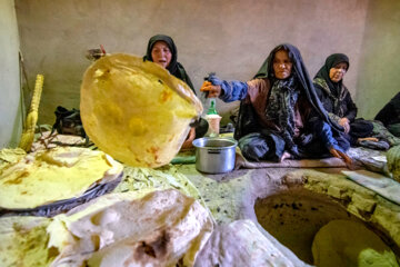 پخت نان نذری در روستای لاسجرد