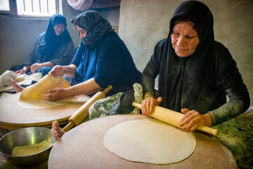 پخت نان نذری در روستای لاسجرد