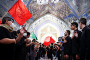 Trauerzeremonie des sechsten Tages des islamischen Monats Muharram im Imam Reza-Schrein