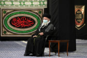 El Líder Supremo asiste a la primera noche de ceremonias de luto por el martirio del Imam Husein 
