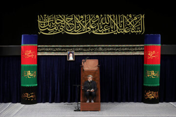 El Líder Supremo asiste a la primera noche de ceremonias de luto por el martirio del Imam Husein 
