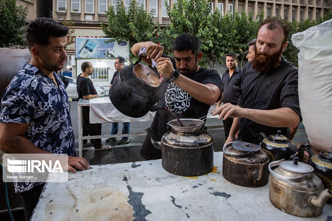 موکب‌های مردمی در شهرستان کرمانشاه در حال خدمت‌رسانی به زائران اربعین هستند