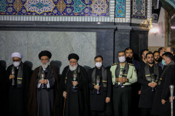 La cérémonie traditionnelle de lecture du sermon de la nuit d'Achoura au mausolée de l’imam Reza à Machhad 