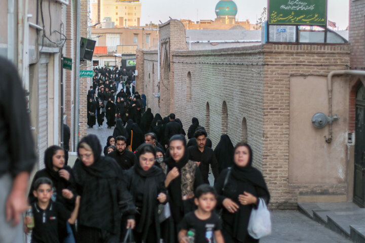 آیین هفت منبر و اشک شمع‌ها در عزای حسین (ع)