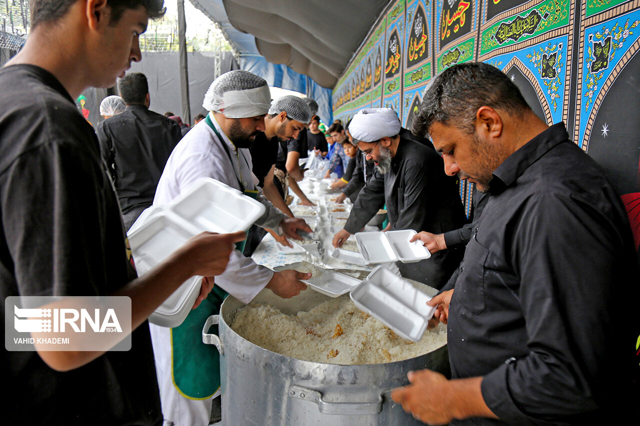 موکب شرکت نفت ارومیه روزانه ۵ هزار وعده غذایی بین زوار توزیع می‌کند