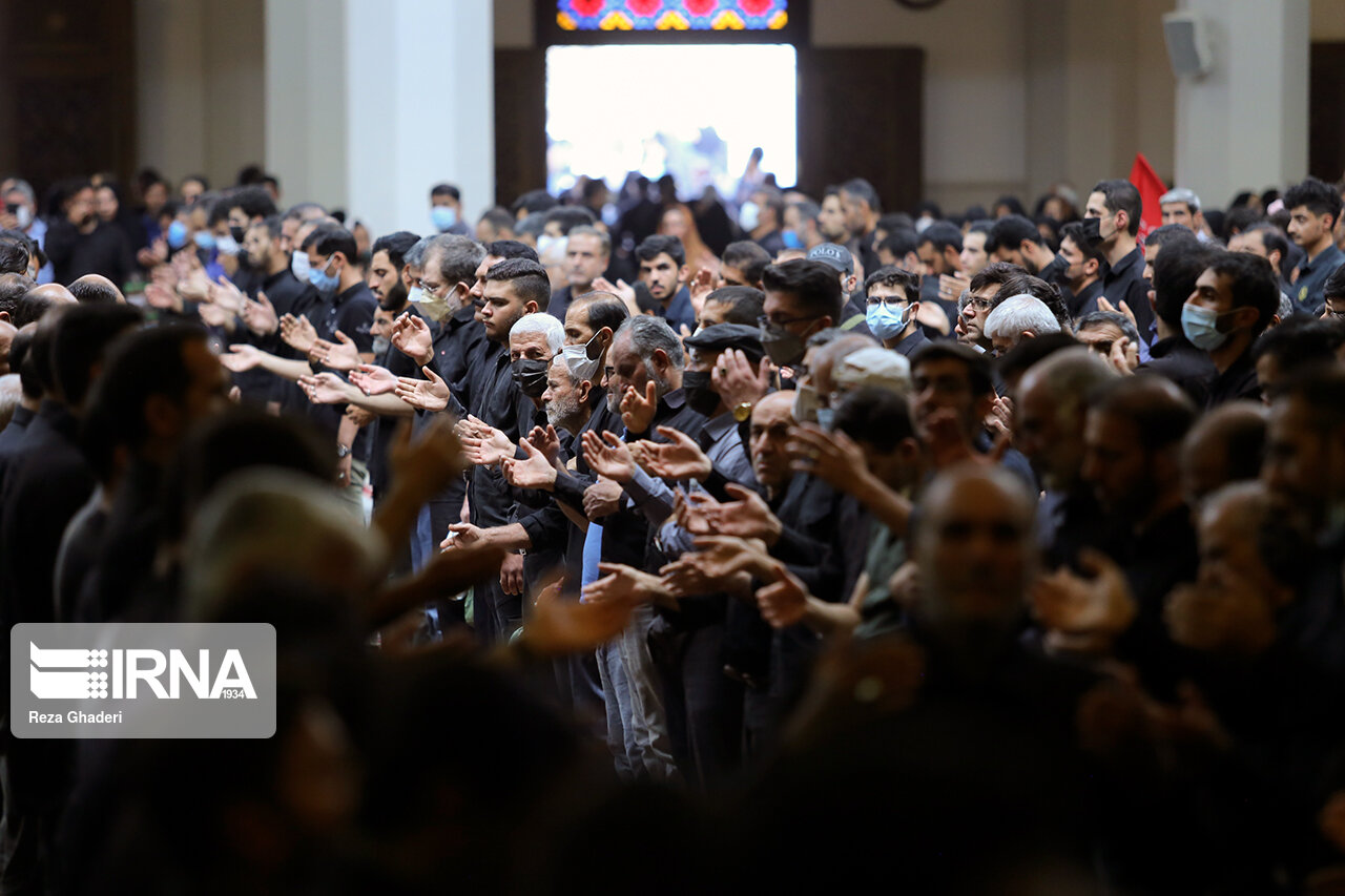 برگزاری ویژه برنامه شب اربعین حسینی در حرم امام خمینی(ره) 