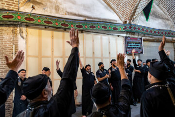 Cérémonie de deuil à l'occasion de l'anniversaire de la 3e journée du martyre de l'Imam Hussein dans le bazar de Tabriz