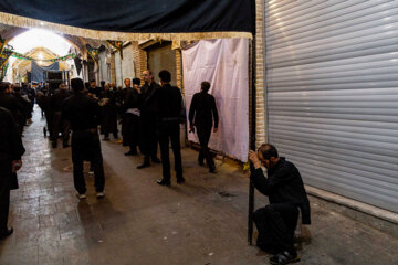 Cérémonie de deuil à l'occasion de l'anniversaire de la 3e journée du martyre de l'Imam Hussein dans le bazar de Tabriz