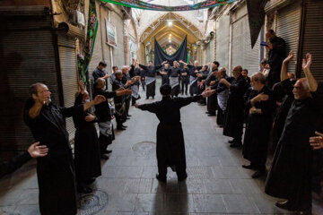 Cérémonie de deuil à l'occasion de l'anniversaire de la 3e journée du martyre de l'Imam Hussein dans le bazar de Tabriz