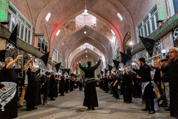 Cérémonie de deuil à l'occasion de l'anniversaire de la 3e journée du martyre de l'Imam Hussein dans le bazar de Tabriz