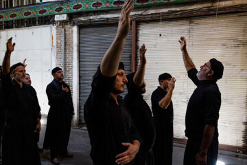 Cérémonie de deuil à l'occasion de l'anniversaire de la 3e journée du martyre de l'Imam Hussein dans le bazar de Tabriz