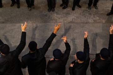 Cérémonie de deuil à l'occasion de l'anniversaire de la 3e journée du martyre de l'Imam Hussein dans le bazar de Tabriz