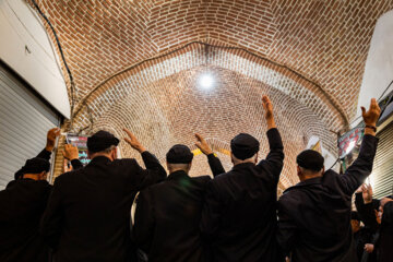 Cérémonie de deuil à l'occasion de l'anniversaire de la 3e journée du martyre de l'Imam Hussein dans le bazar de Tabriz