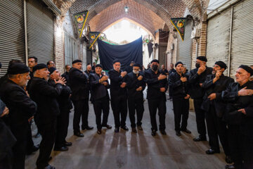 Cérémonie de deuil à l'occasion de l'anniversaire de la 3e journée du martyre de l'Imam Hussein dans le bazar de Tabriz