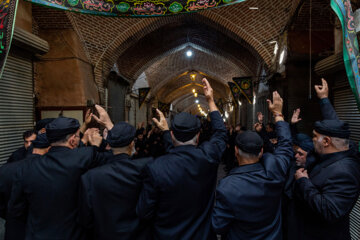 Cérémonie de deuil à l'occasion de l'anniversaire de la 3e journée du martyre de l'Imam Hussein dans le bazar de Tabriz