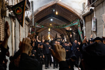 Cérémonie de deuil à l'occasion de l'anniversaire de la 3e journée du martyre de l'Imam Hussein dans le bazar de Tabriz