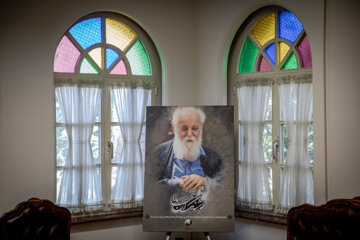Los fanáticos del famoso poeta iraní visitan su casa para rendir homenaje a su memoria 
