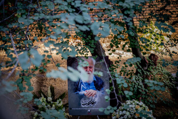 Los fanáticos del famoso poeta iraní visitan su casa para rendir homenaje a su memoria 
