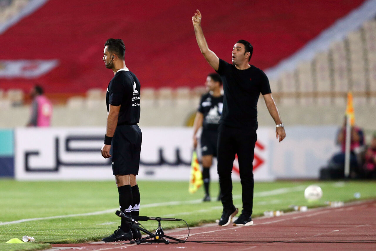 اعتراض پرسپولیسیها به داور / اسکوچیچ هم در ورزشگاه آزادی حاضر شد