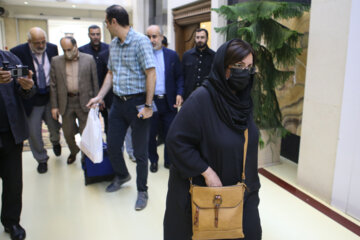  یلدا ابتهاج دختر مرحوم هوشنگ ابتهاج در فرودگاه امام خمینی (ره)