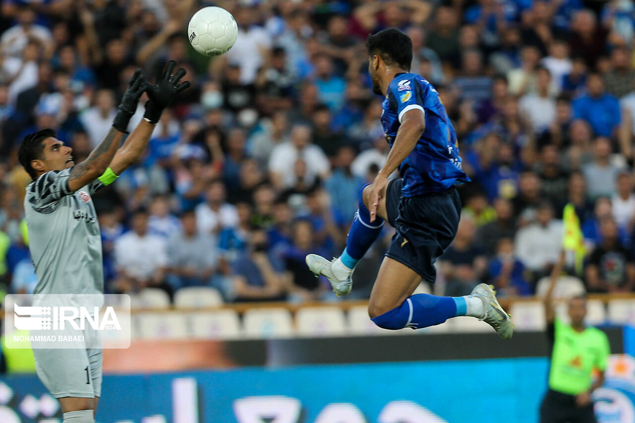 باشگاه استقلال: فدراسیون نباید با موضع پایین با مدیران تلویزیون مواجه شوند