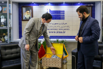 L’ambassadeur de Chine à Téhéran visite l’agence IRNA 