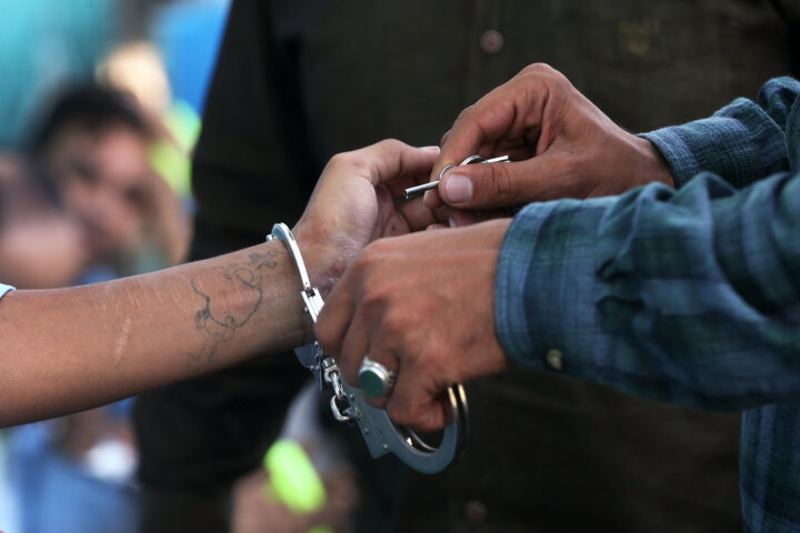 پایان کار باند قاپزنی با ۸۰ فقره سرقت/ دستگیری زورگیر زننما در پایتخت