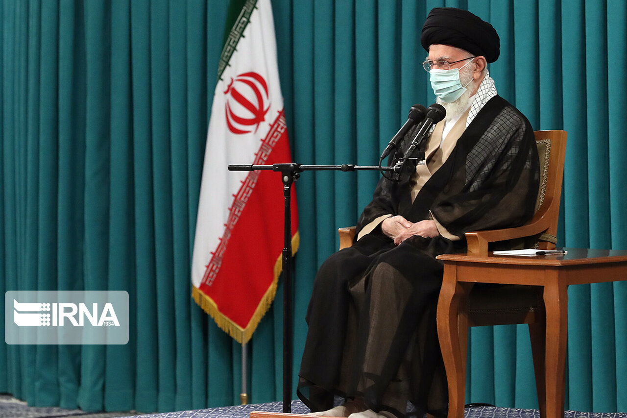 Ayatollah Khamenei trifft sich mit Präsident Raisi und Mitgliedern