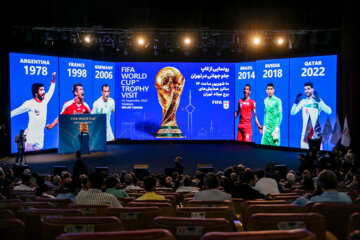 Le trophée de la Coupe du monde de football exposé à Téhéran