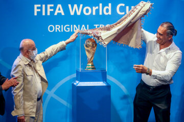 Le trophée de la Coupe du monde de football exposé à Téhéran