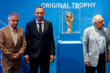 Le trophée de la Coupe du monde de football exposé à Téhéran