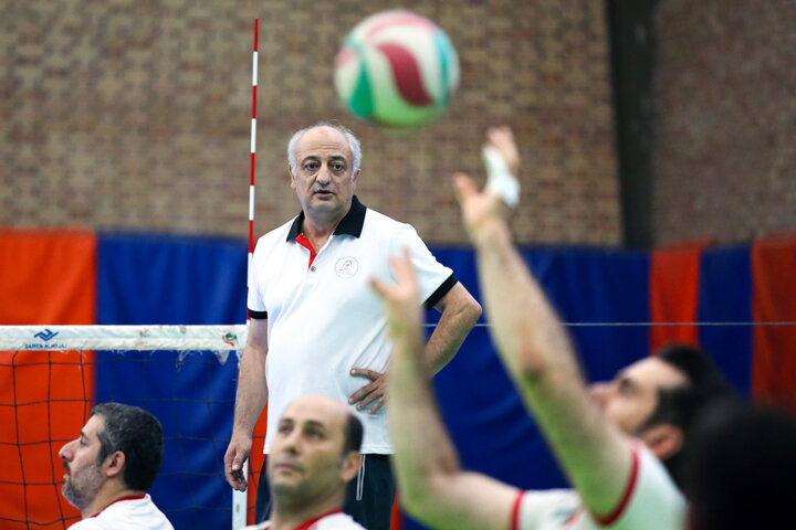 رضایی:پرچم نماد عزت و افتخار ایران است/ افتخاری بالاتر از بوسه بر این نماد نداریم