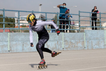 Les troisième et quatrième étapes de la 12e ligue de patinage de vitesse pour jeunes et adultes se sont déroulées jeudi matin (8 septembre 2022) avec la participation de 11 équipes de la section féminine à l’Académie de skate Azadi de Téhéran. (Photo : Marziyeh Soleimani)