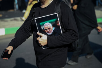 Erbain için Kerbelaya'ya gidemeyenlerin Tahran'daki Erbain yürüyüşü