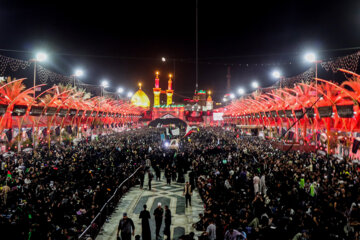 Fieles musulmanes de todo el mundo participan en las ceremonias de luto en Karbala
