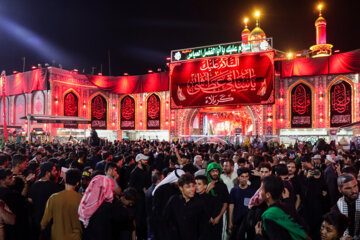 Fieles musulmanes de todo el mundo participan en las ceremonias de luto en Karbala