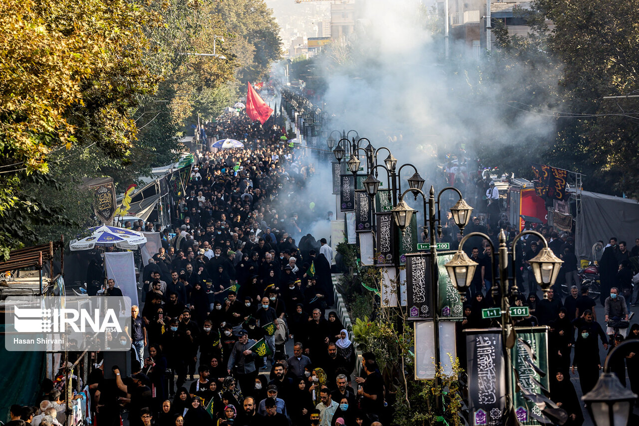 پذیرایی از زائران تهرانی جاماندگان اربعین در موکب صندوق بازنشستگی فولاد پذیرایی از زائران تهرانی جاماندگان اربعین در موکب صندوق بازنشستگی فولاد