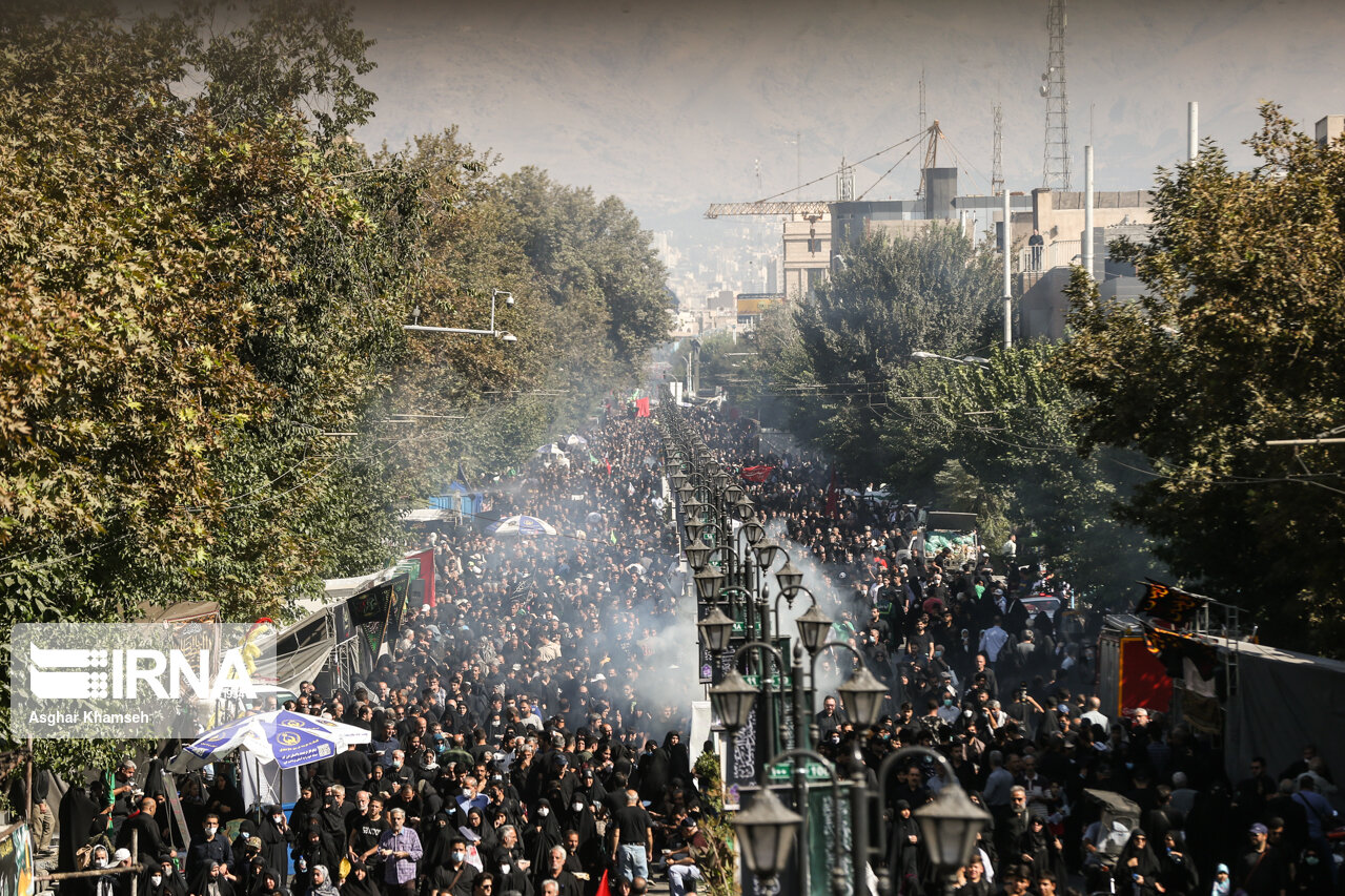 Los iraníes participan en caminata de Arbain en Teherán