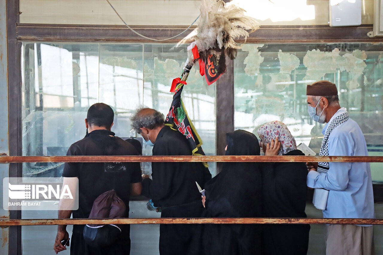 ازدحام جمعیت در مرز مهران به  دلیل انسداد مرز از سوی طرف عراقی