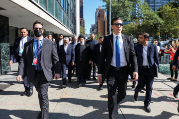 پیاده روی رییس جهور و هیات همراه در مقر سازمان ملل متحد