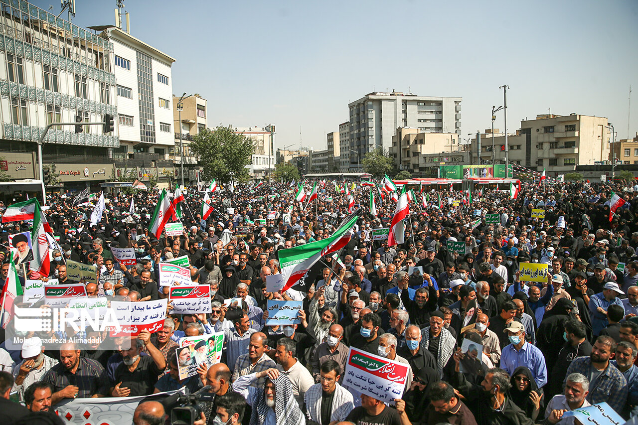 حاشیه‌های راهپیمایی مردم تهران در محکومیت اغتشاشات اخیر/ خروش یکصدا علیه ناامنی و آشوب