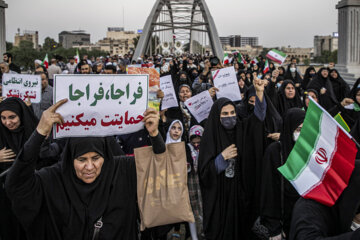 Ahvaz halkı Müslümanların kutsallarına saygısızlık yaparak ülkede kargaşa çıkarmayı hedefleyen provokatör unsurların eylemlerini kınamak için şehir meydanlarına akın etti. (bugün, Cumartesi)