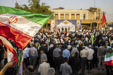 Ahvaz halkı Müslümanların kutsallarına saygısızlık yaparak ülkede kargaşa çıkarmayı hedefleyen provokatör unsurların eylemlerini kınamak için şehir meydanlarına akın etti. (bugün, Cumartesi)