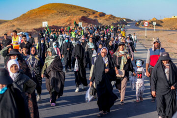 زائران پیاده در مسیر حرم امام رضا(ع)