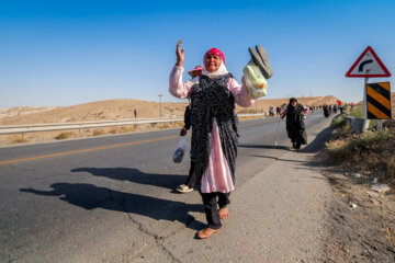 زائران پیاده در مسیر حرم امام رضا(ع)