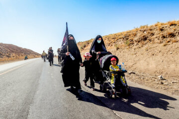 زائران پیاده در مسیر حرم امام رضا(ع)